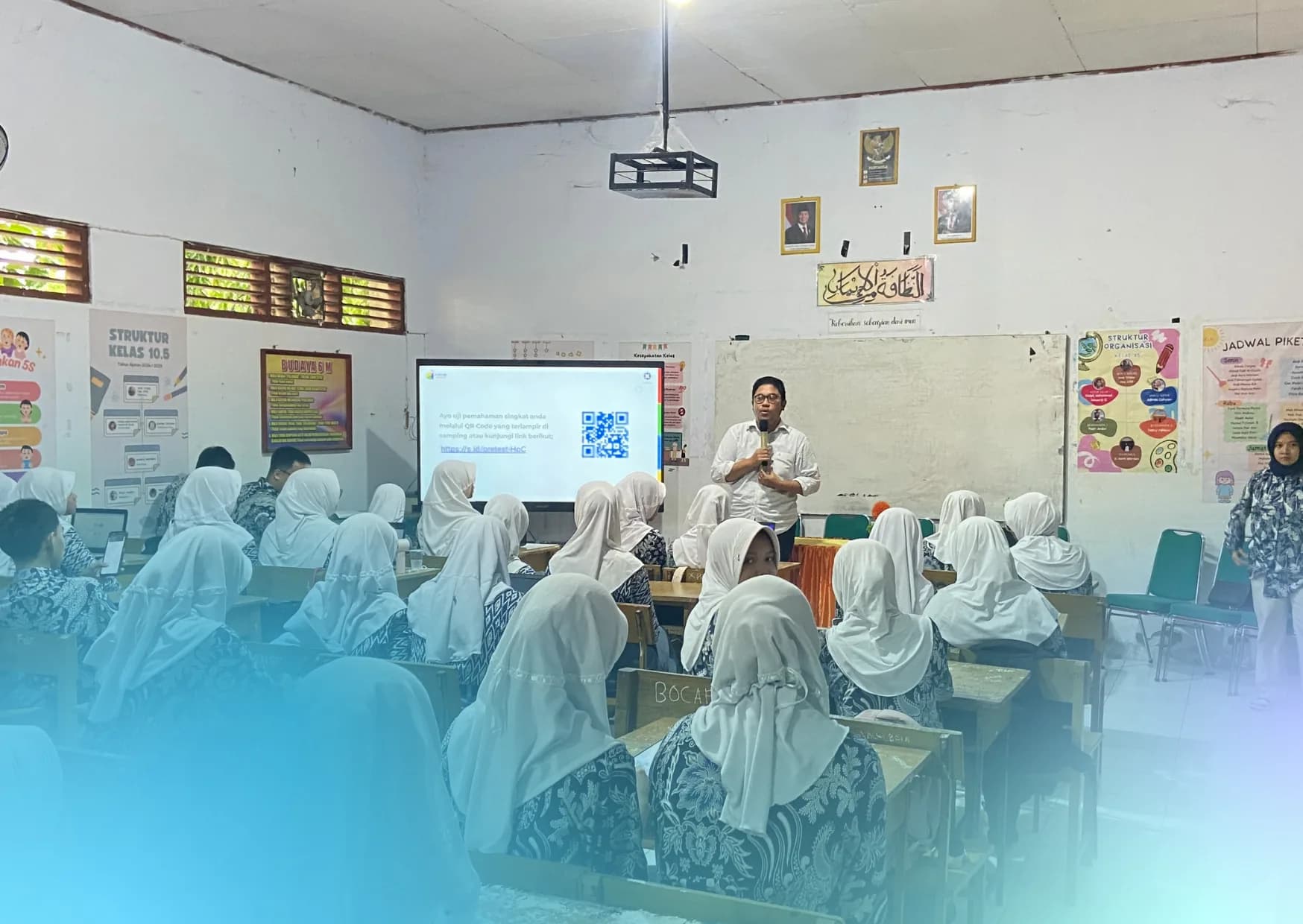 Dosen berdiskusi dalam sesi review dan refleksi