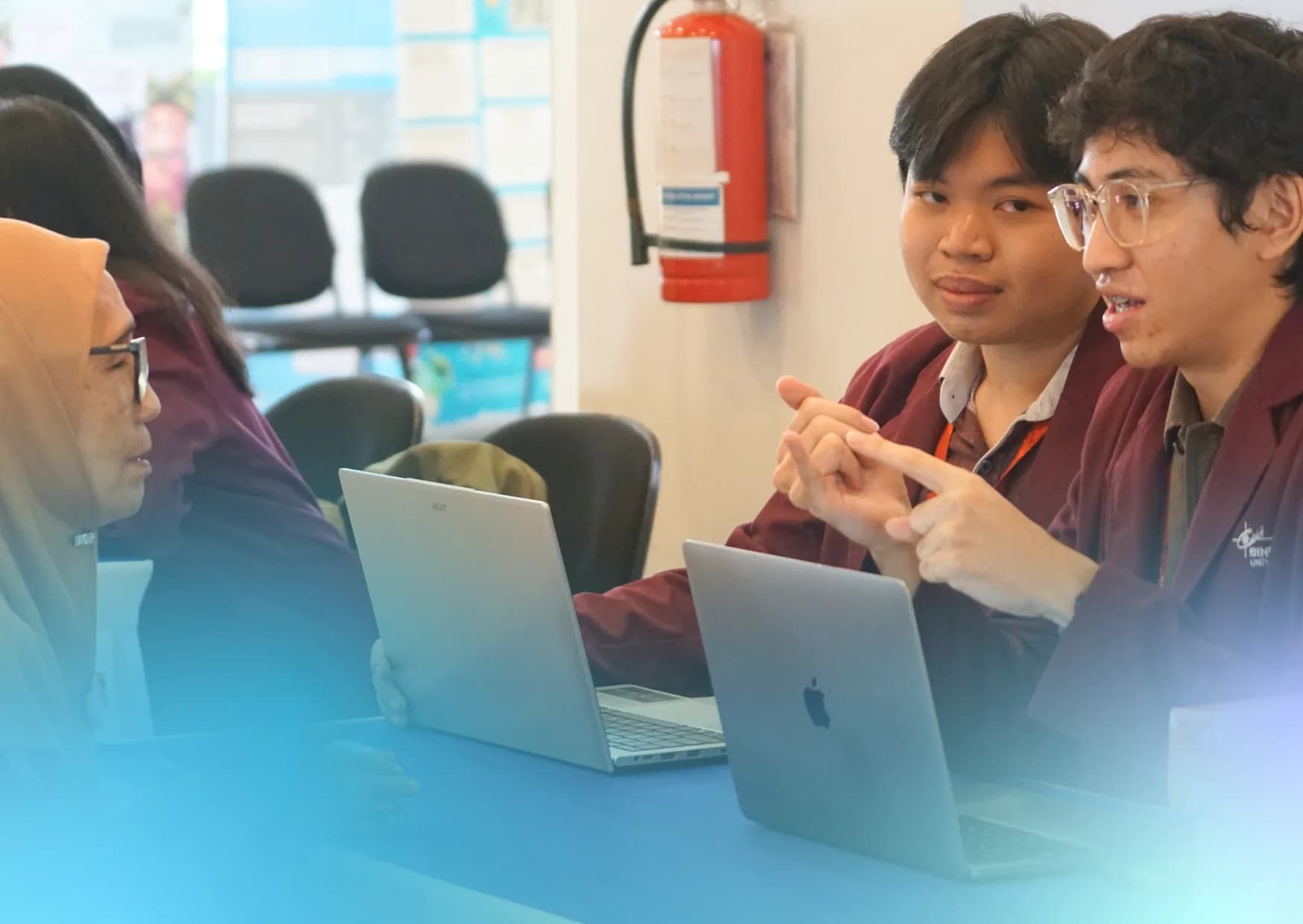 Mahasiswa mempersiapkan Google AI Professional Certificate