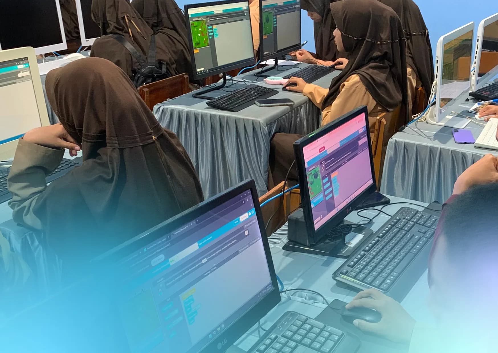 Mahasiswa meninjau tugas capstone bersama